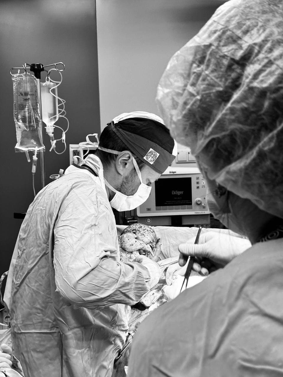 Доктор Мекша Ю.В. в операционной